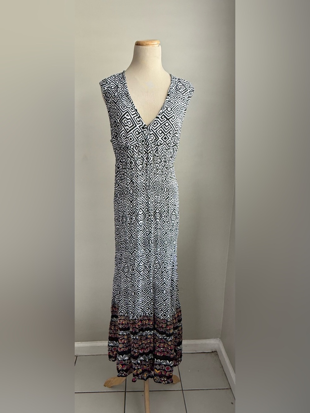 Sleeveless Black & White Geometric Maxi Dress with Patterned Hem Size XL